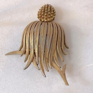 Vintage (1955-1969) Crown Trifari Gold Tone Floral Brooch